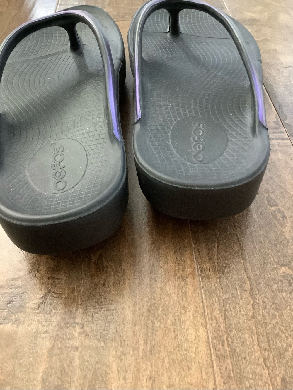 OOFOS Women's Black Sandals with Iridescent Purple-Blue Straps - Picture 5 of 6